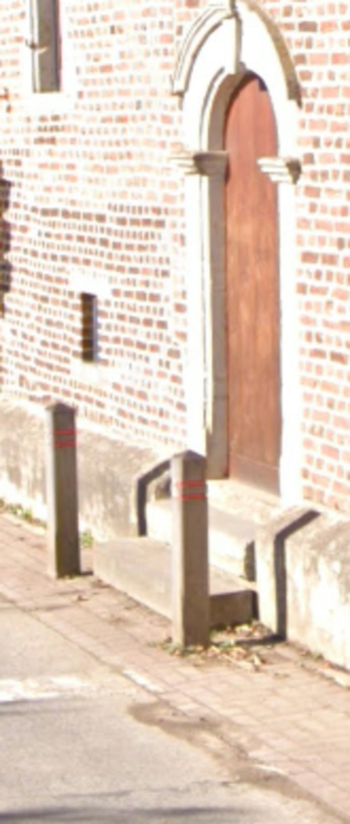 Op dit punt op de Halensebaan in Bekkevoort staan paaltjes te midden van het fietspad.