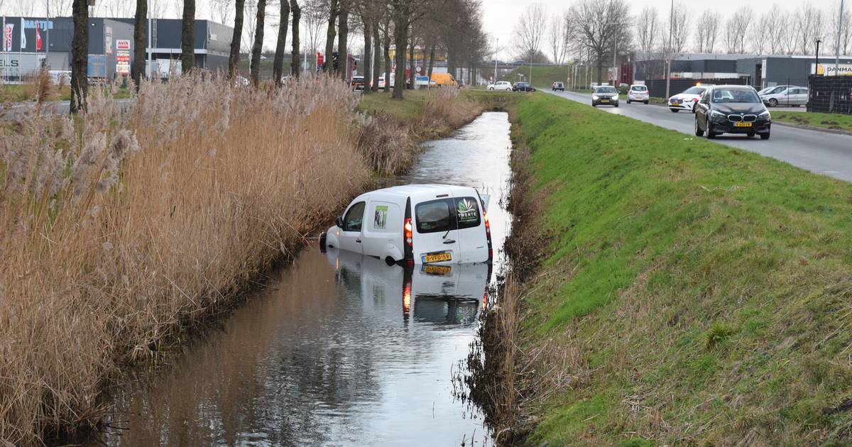 Automobilist belandt met voertuig in het water na ongeval in Almelo.
