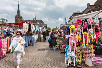 Van parfum tot Pokémonkaart: braderie in Zegge heeft ‘voor ieder wat wils’