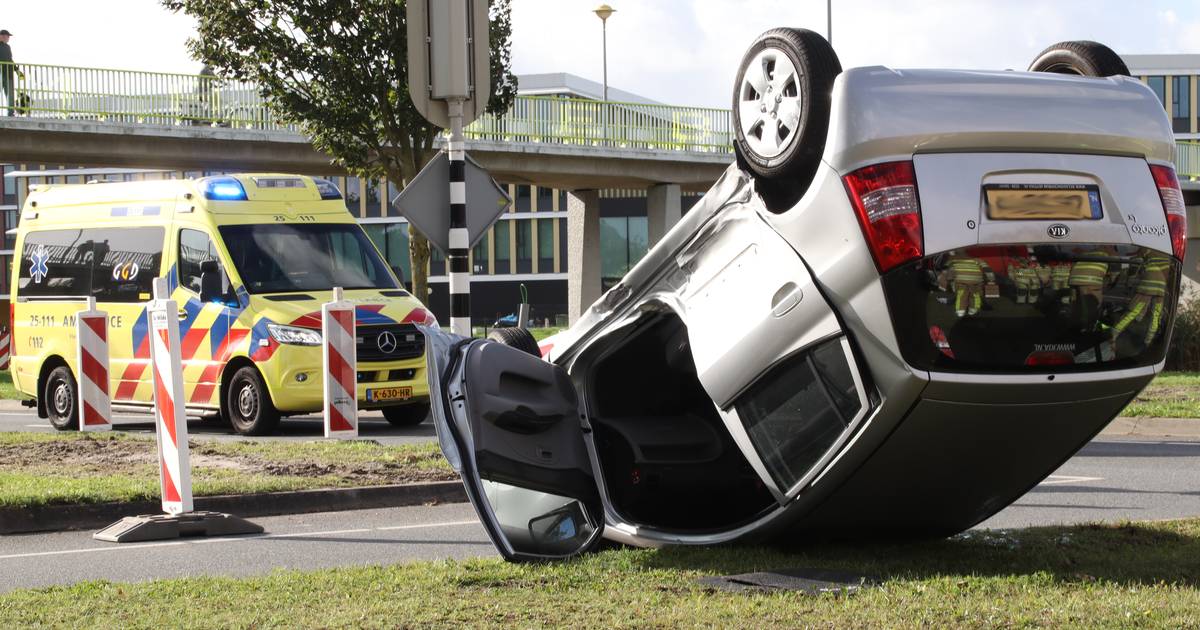 Auto belandt op kop na botsing Lelystad.