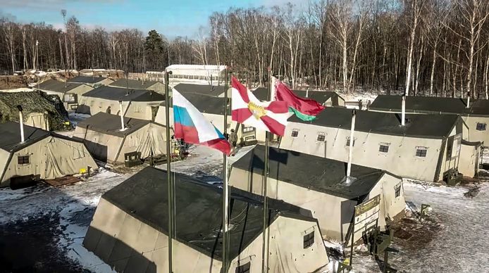 Sur cette photo prise à partir d'une vidéo et publiée par le service de presse du ministère russe de la Défense le mardi 1er février 2022, les drapeaux nationaux russe et biélorusse flottent au-dessus d'un camp de campagne militaire avant les exercices militaires Russie-Biélorussie sur le terrain d'entraînement de Brestsky au Bélarus