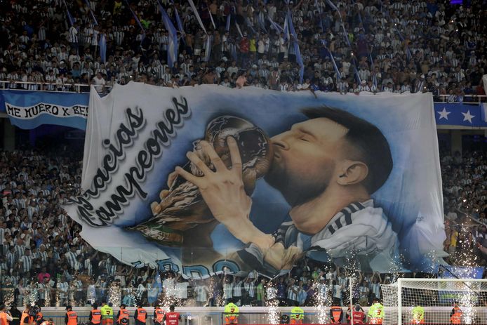 Argentijnse fans brengen een eerbetoon aan Lionel Messi.