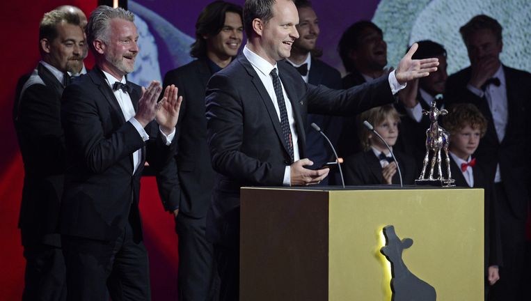 De makers van de film Gluckauf (Beste Film) nemen het Gouden Kalf in ontvangst tijdens het Gala van de Nederlandse film in het Beatrix Theater. Beeld ANP
