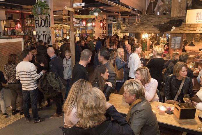 Bezoekers van de foodmarket in Enschede kijken rond.