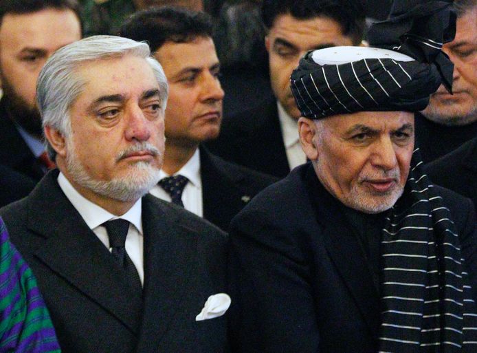 Afghaans president Mohammad Ashraf Ghani (R) en voormalig regeringsleider Abdullah Abdullah (L).