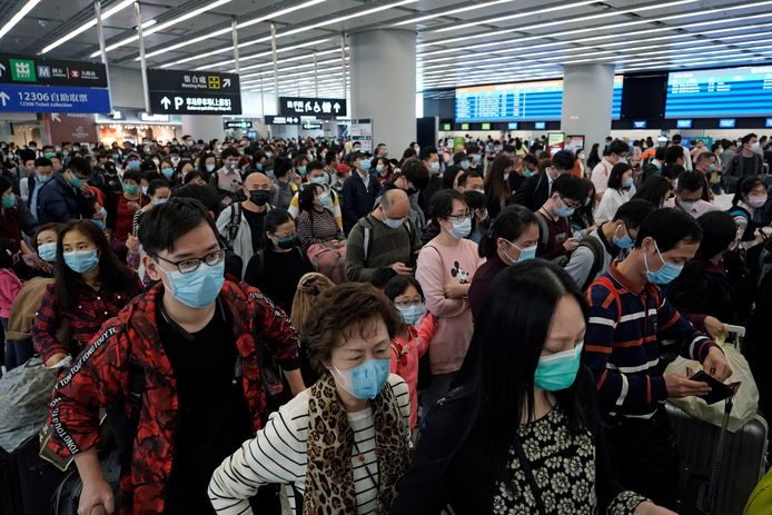 Iedereen draagt een mondmasker in een treinstation in Hongkong.