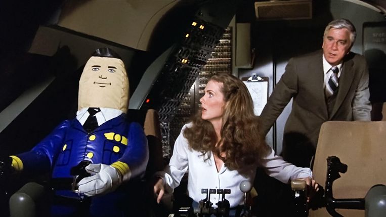 De automatische piloot, de stewardess (Julie Hagerty) en de dokter (Leslie Nielsen) in ‘Airplane!’ Beeld Landmark Media 