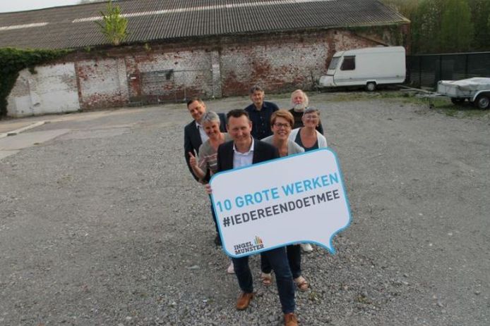 Burgemeester Kurt Windels en zijn schepenen bij de voorstelling van de 10 Grote Werken in de gemeente Ingelmunster.
