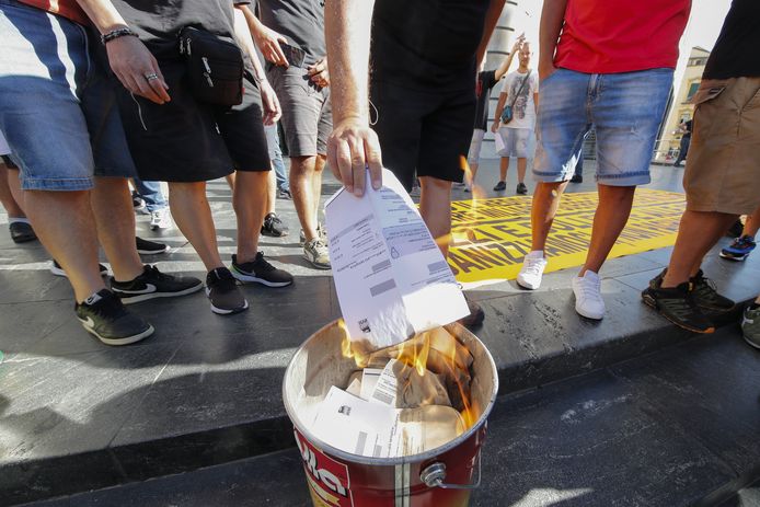 Des Italiens brûlent leurs factures de gaz et d'électricité lors d'une manifestation contre la flambée des coûts de l’énergie (Naples, 2 septembre 2022)