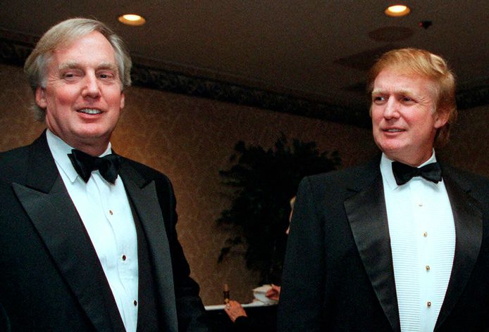 Archiefbeeld. Robert Trump (links) met zijn oudere broer Donald Trump. (03/11/1999)
