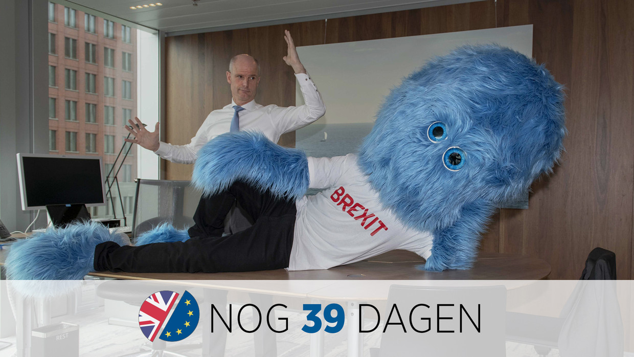Stef Blok poseert met de brexit-muppet Beeld EPA