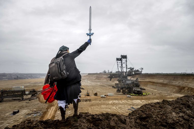 Een klimaatactivist op het terrein van energiereus RWE in het bruinkooldorp Lützerath.  Beeld ANP