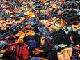 Stapels reddingsvesten die zijn achtergelaten door vluchtelingen op het Griekse eiland Lesbos.
