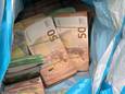 Met als opvallendste vondst een contant geldbedrag van ruim 350.000 euro in een plastic zak in een personenauto.