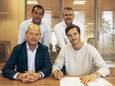 Hervé Matthys tekent voor Beerschot. Voorzitter Francis Vrancken, CEO Fred Van den Steen en sportief manager Sander Van Praet kijken toe.