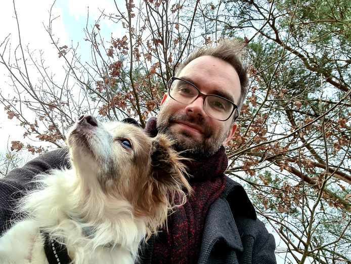 Kevin Verelst met zijn hond Suri. Suri is afwisselend bij hem in Grobbendonk of bij zijn ex-vrouw in Baasrode.