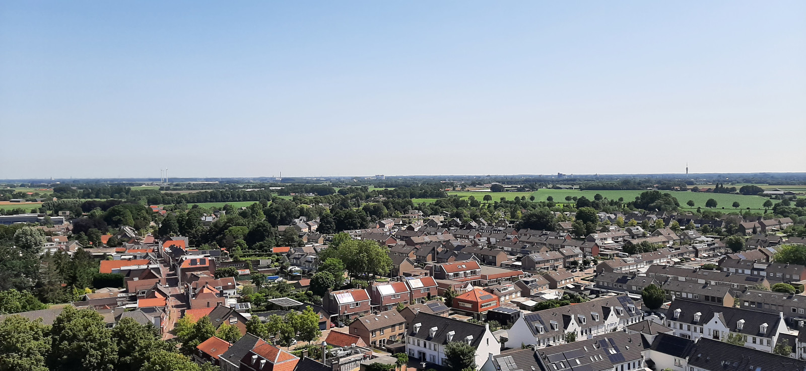 Wouw met op de achtergrond Roosendaal, gezien vanaf de toren van de Lambertuskerk