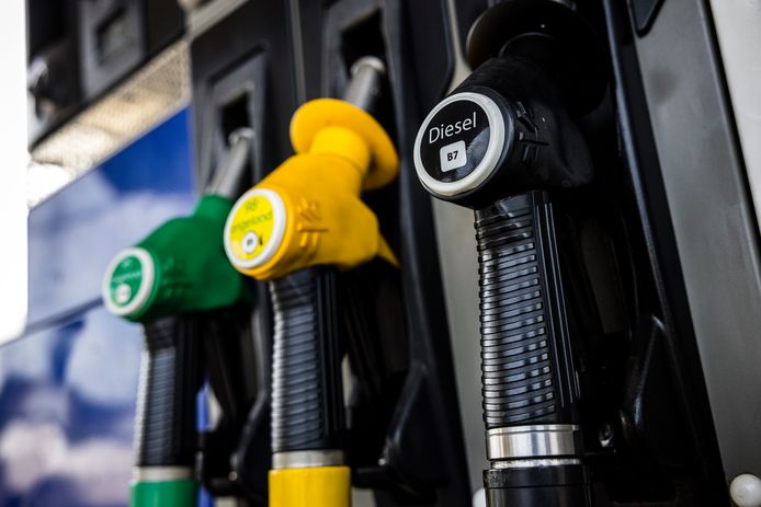 De prijzen van brandstof bij een tankstation van Tango. De prijs voor diesel is voor het eerst sinds maanden tot onder de benzineprijs gedaald.