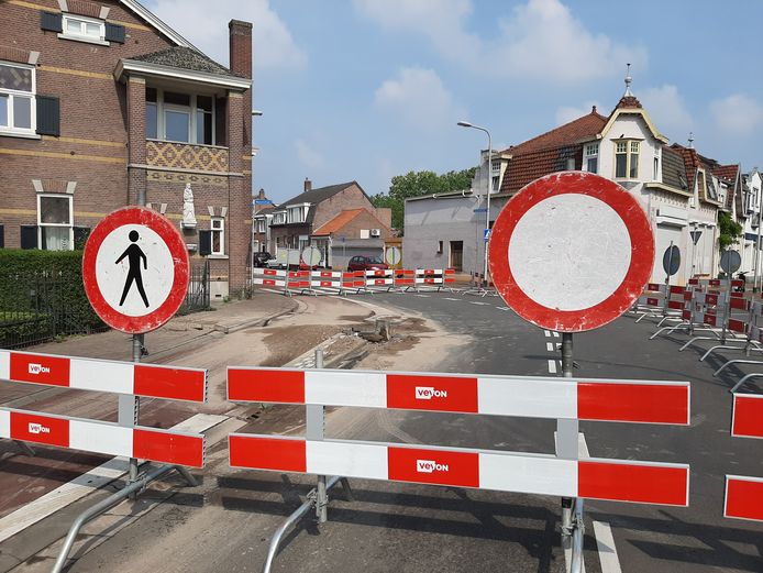 De afgesloten kruising tussen de Kwaadeindstraat en de Hasseltstraat in Tilburg.