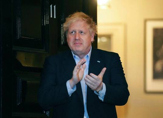 Premier Boris Johnson klappend voor het zorgpersoneel aan Downing Street 10 op 2 april, enkele dagen voor hij in het ziekenhuis werd opgenomen met COVID-19.