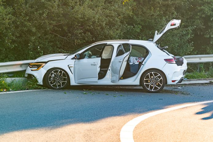 De auto van het drietal botste aan het eind van de achtervolging op de A27 bij Nieuwendijk tegen de vangrail.