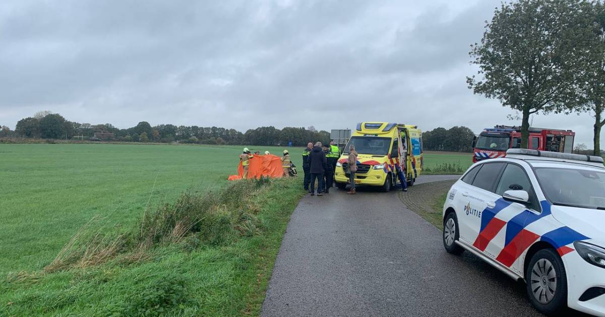 Fietsers vinden zwaargewonde man langs de weg in Anevelde