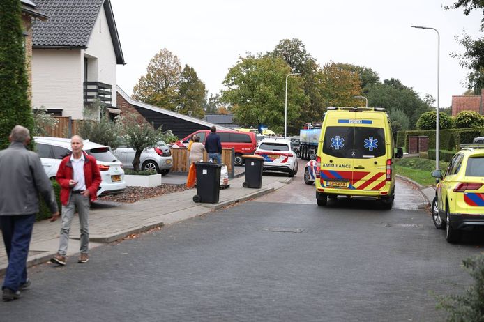 Fatale vergissing: vrouw overlijdt na poging rollende auto te stoppen, Binnenland