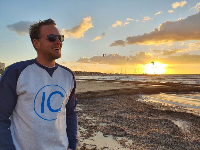 Jens (38) verhuisde acht jaar geleden naar Mallorca: “Mijn jachtbedrijf kan ik van overal runnen, maar dit is voor mij het paradijs”