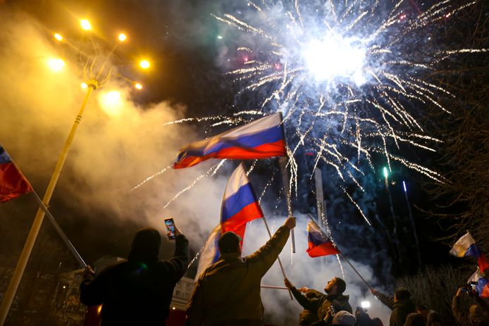 Immagine dalla televisione di stato russa: i residenti di Donetsk celebrano la 