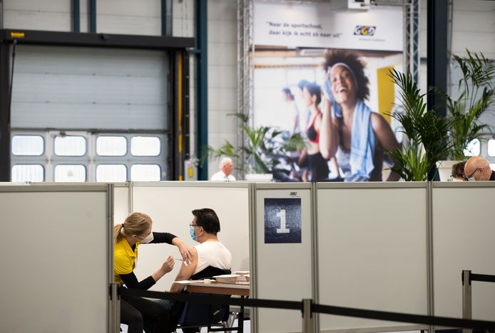 Vaccineren op de XL priklocatie aan de Haverdijk in Helmond.