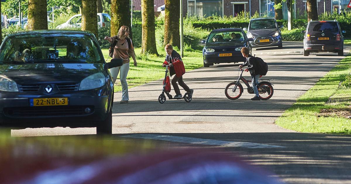 Bij­na-ongeluk bij kindcen­trum Oss: vader slaat alarm over verkeersge­vaar.