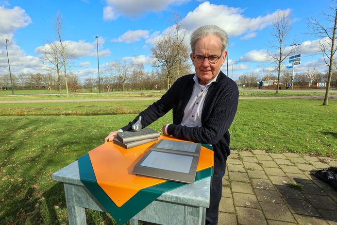 René Nies bij de gedichtentafel aan de Randweg-Oost in Budel.
