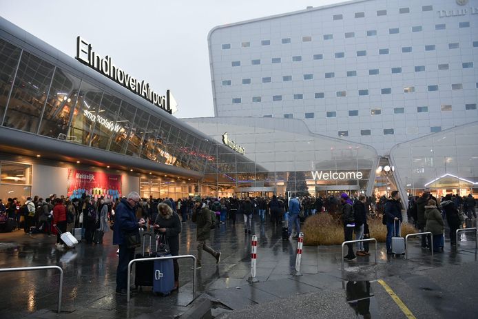 Drukte voor Eindhoven Airport vanwege gecancelde vluchten door de mist.