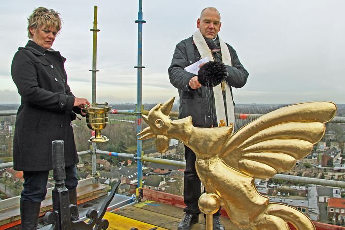 Em 2011, o Padre Frank As abençoou o galo da torre de sua igreja em Sint-Michielsgestel com a escova de água benta. Ele também expulsa o diabo como um exorcista com água benta.
