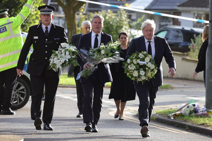 Boris Johnson legt bloemen neer.