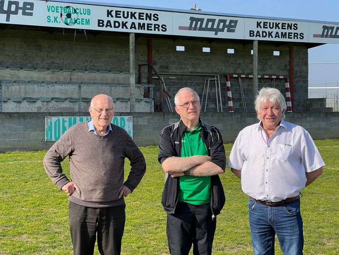 Oud-speler, -trainer en -sponsor Fons Vonck, Johnny De Munter en José Baeten vieren nu zondag 50 jaar voetbalclub SK Aaigem.