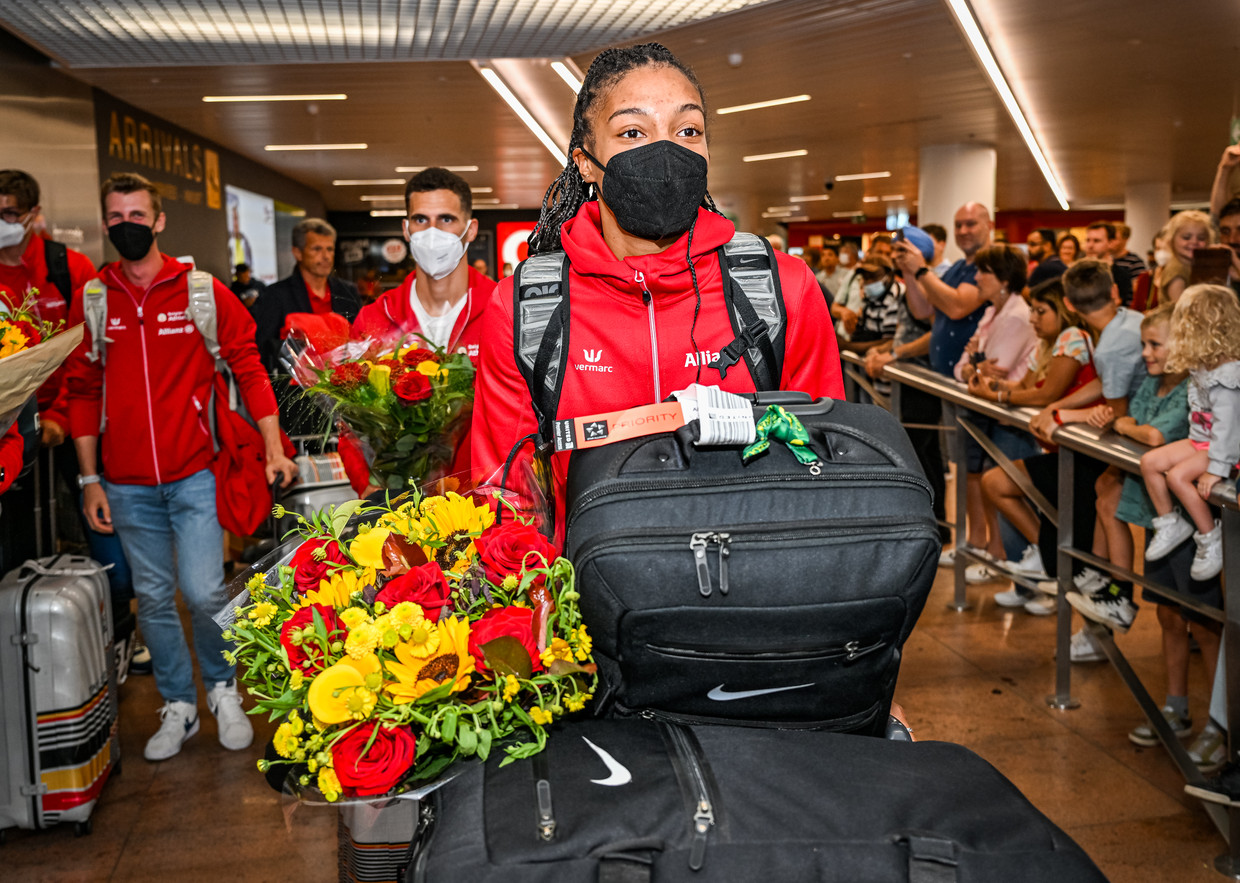 Nafi Thiam en de andere delegatieleden komen aan in Zaventem. Beeld Joel Hoylaerts / Photonews