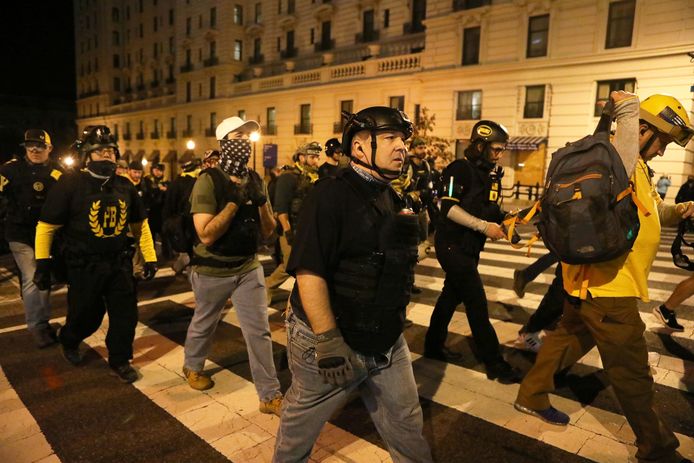 Des membres du groupe d'extrême droite Proud Boys défilent pour protester contre les résultats de l'élection, à Washington, aux États-Unis, le 12 décembre 2020.