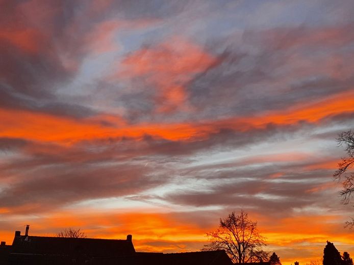 De laatste, hele kleurrijke, zonsopkomst van 2021. Gerwen: 31 december (lezersfoto).