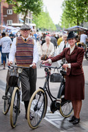 Ouderwets gekleed en op antieke fietsen beweegt het Hengelose echtpaar Peter en Ellen Seliger zich door de binnenstad.