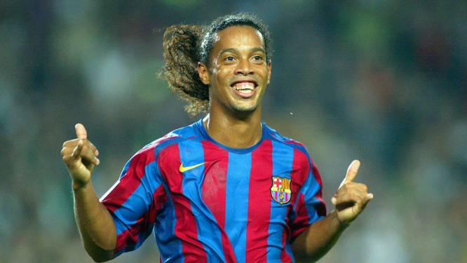 Ronaldinho kondigt transfer van zijn zoon (17) naar Barcelona aan