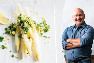 Zo maak je asperges op Vlaamse wijze klaar voor Pasen volgens Piet Huysentruyt: “Prak het ei nooit met een vork”