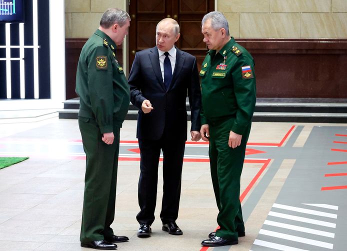 Gerasimov (a sinistra) e il ministro della Difesa Shoigu a colloquio con Putin.