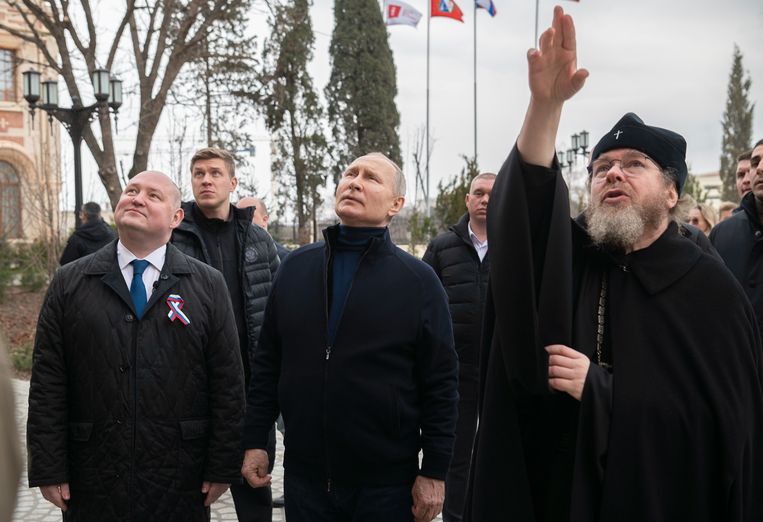 In Sebastopol op de Krim sprak Poetin met gouverneur Michaïl Razvozjajev en de orthodoxe geestelijke Tichon Sjevkoenov. Beeld ANP / EPA