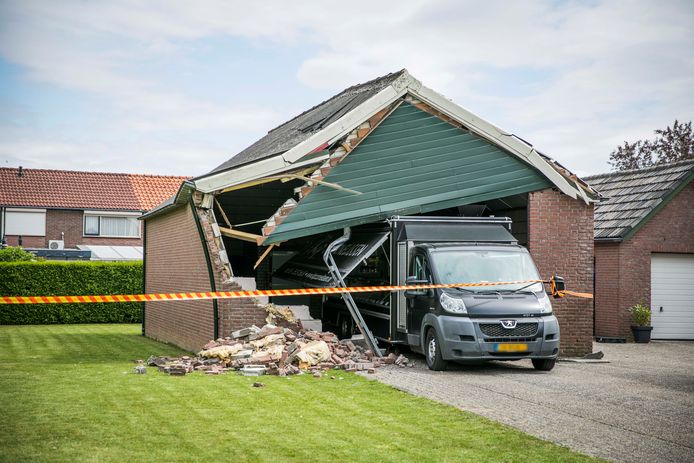 Deel van grote in Pannerden stort in nadat man wagen wil rijden Zevenaar | gelderlander.nl