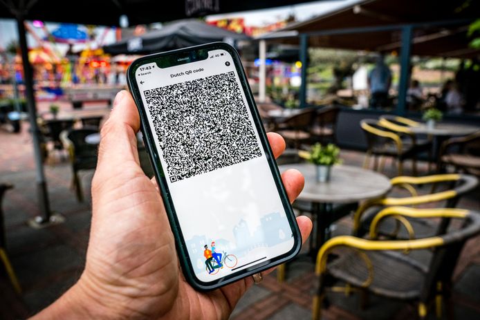 Een telefoon met een QR-code in de Coronacheck app op een terras. Foto ter Illustratie.