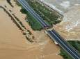 Italiaanse snelwegbrug begeeft het na hevige regenval