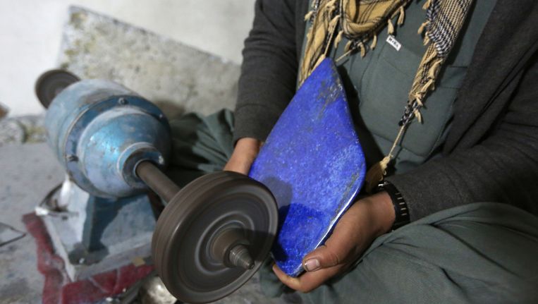 In een werkplaats in Kabul wordt lapis lazuli gepolijst. Beeld ap