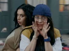 Goed doel krijgt 10.000 slipjes en bh’s uit sexy clip waarin Billie Eilish zingt dat ze het ‘wel wil doen’ met Charli XCX