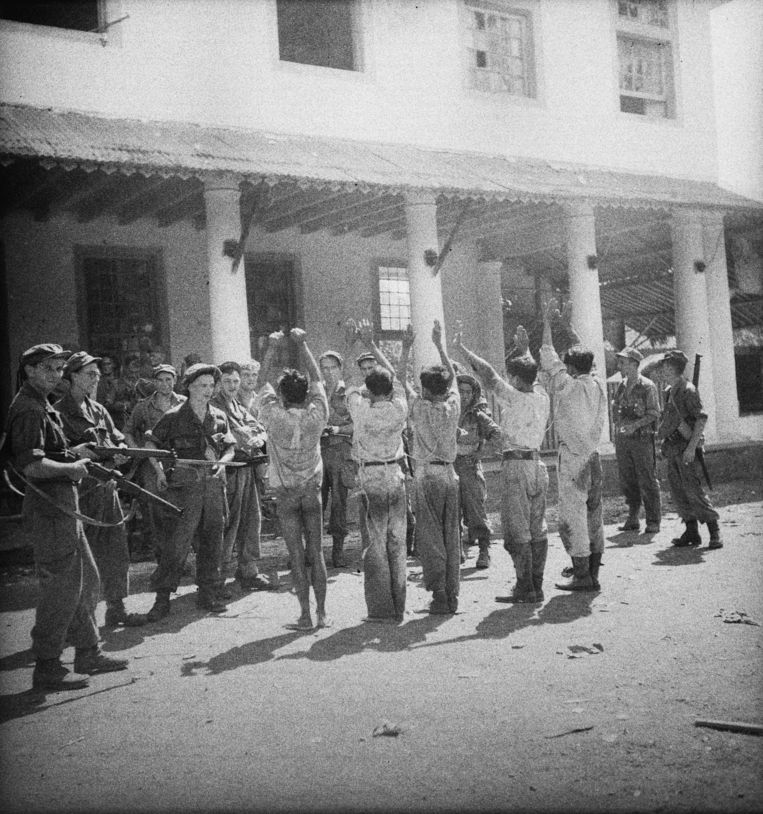 Nederlandse militairen met Indonesische krijgsgevangenen Beeld Fotocollectie Dienst voor Legercontacten Indonesië/Nationaal Archief